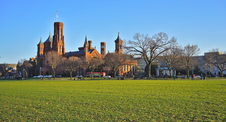 Obraz premium Washington, DC, USA: view of the castle on National Mall during sunny winter day