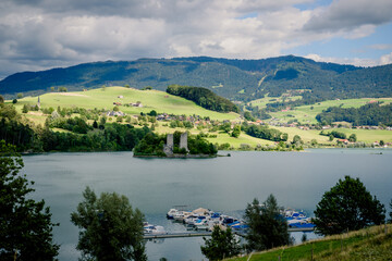Fototapeta na wymiar Île d'Ogoz sur le Lac de La Gruyère en Suisse
