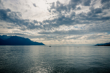 Le lac Léman à Montreux en Suisse - obrazy, fototapety, plakaty
