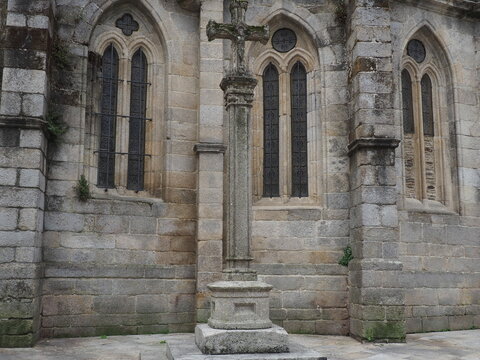 crucero de la catedral de santa mar&iacute;a de lugo, pie cuadrangular, base circular, bonito capitel con motivos vegetales sobre la vela que sostiene la cruz con el cristo crucificado, carente de fecha