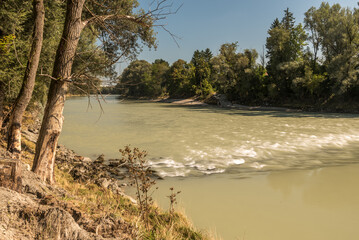 Inn bei Sonnenschein im September bei Mülldorf am Inn mit Ufer, Bäumen