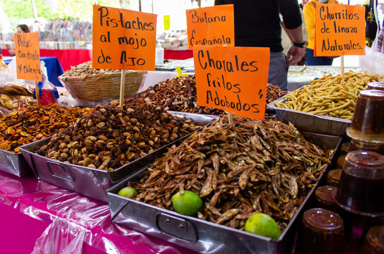Botanas y frituras en un mercado de México.