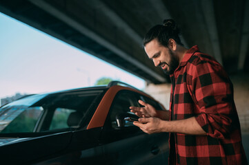 A young man rents a car through a mobile application, problems with the application and support.