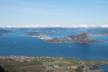 Obraz premium Norwegian landcapes with snowy mountains
