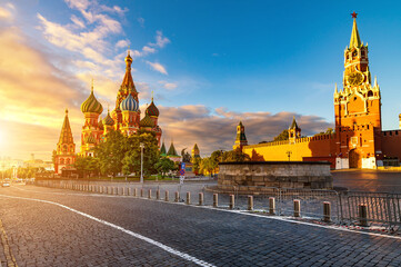 Fototapeta premium Russia, Moscow, Kremlin and St. Basil's Cathedral on Red square sunrise