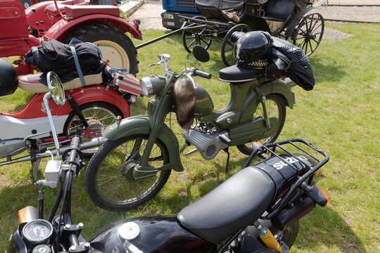 H&ouml;nningen, Deutschland, 20. Mai 2023, Z&uuml;ndapp Kleinkraftrad mit Fuchsschwanz und Helm