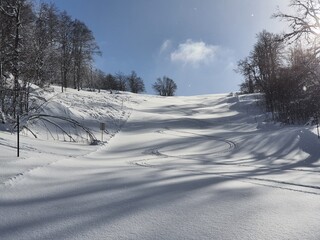 Obraz premium Skiing turns traces on fresh snow. Winter landscape.
