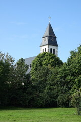 Fototapeta na wymiar Martinuskirche in Frankfurt-Schwanheim
