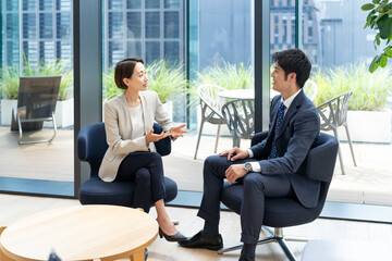 会話をするビジネスマンと女性