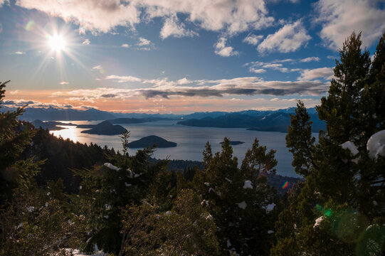 Hermoso atardecer sobre el Lago Nahuel Huapi en la Ciudad de Bariloche. Parque Nacional Nahuel Huapi, Vista desde el Cerro Otto. Argentina. © buenaventura13