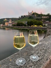 Gläser mit Franken Wein Alte Mainbrücke Würzburg (Weinbrücke)