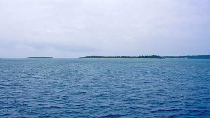 Obraz premium 海から見た沖縄県の津堅島