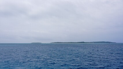 Obraz premium 海から見た沖縄県の津堅島