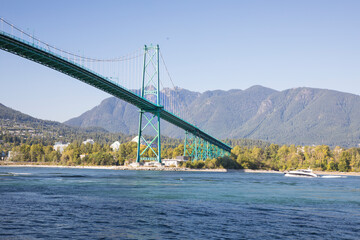 Obraz premium Beautiful view of the Lions Gate Bridge in Vancouver, Canada
