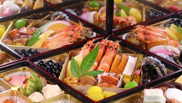 鏡に映るおせち料理　回転