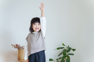 挙手する子供