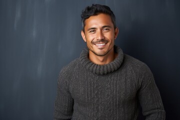 Obraz premium Portrait photography of a Peruvian man in his 30s wearing a cozy sweater against an abstract background