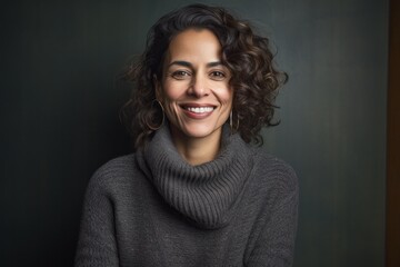Obraz premium Portrait photography of a Peruvian woman in her 40s wearing a cozy sweater against an abstract background