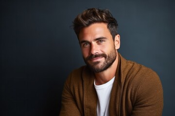 Obraz premium Medium shot portrait photography of a Italian man in his 30s against an abstract background