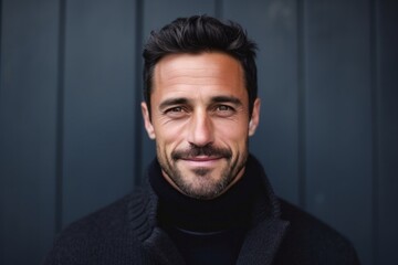 Obraz premium Medium shot portrait photography of a Italian man in his 30s against an abstract background