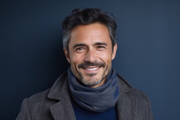 Obraz premium Portrait photography of a Italian man in his 30s against an abstract background