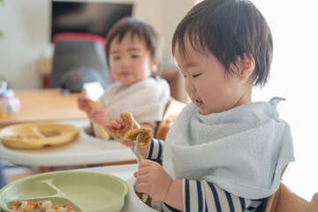 離乳食　子供　乳児