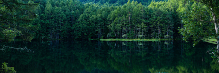 御射鹿池（みしゃかいけ）のパノラマ風景
