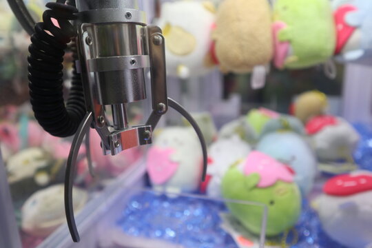 Claw machine design for leisure activity and healing game.
