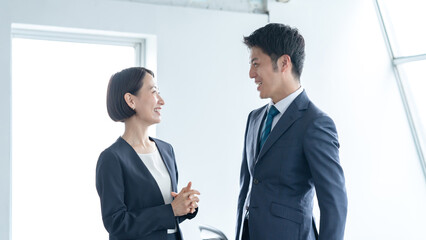 オフィスでミーティングする男女
