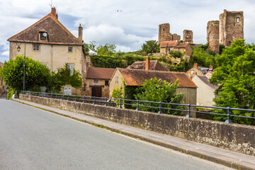 Fototapeta na wymiar Village médiéval de Hérisson, Allier, France 