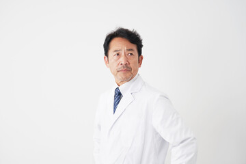 中年の医師のポートレート　白背景