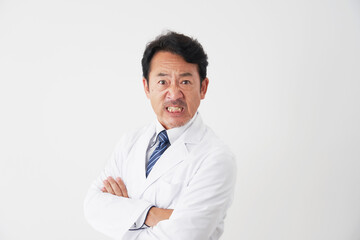激怒する中年の医師　白背景