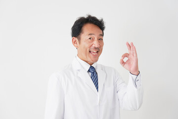 OKポーズをする中年の医師　白背景