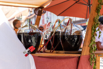 Selbst gemachter Wein in Gärbehältern auf einem Straßenfest