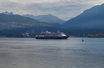 Holland America Kreuzfahrtschiff Volendam geht auf Alaska-Kreuzfahrt von Vancouver, Kanada - HAL luxury cruiseship cruise ship liner sailing into Vancouver, BC
