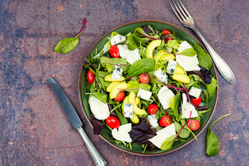 Salad of vegetables and cheese