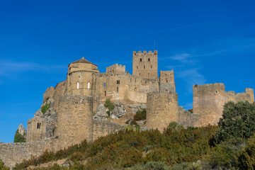 Fototapeta na wymiar el bonito castillo del Loarre de estilo románico en Huesca, España