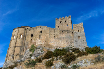 el bonito castillo del Loarre de estilo románico en Huesca, España