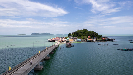 Obraz premium Beautiful small island in tropical sea with small bridge to the island located koh rat suratthani Thailand