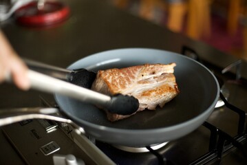 豚ロース肉の塊を焼いているところ