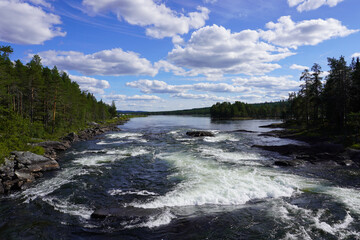 Blick auf die wunderschönen kraftvollen Stromschnellen Trollforsen in Schweden