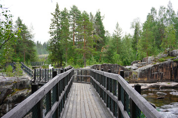 Holzpfad beim Rundweg an den Stromschnellen Storforsen in Schweden