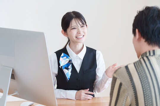 笑顔の女性受付スタッフ