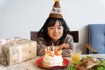 誕生日を祝う日本人の女の子