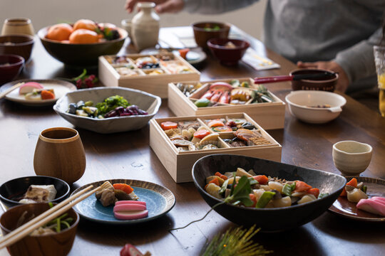 おせち料理がのった食卓