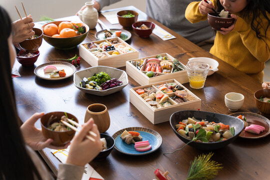 おせち料理がのった食卓