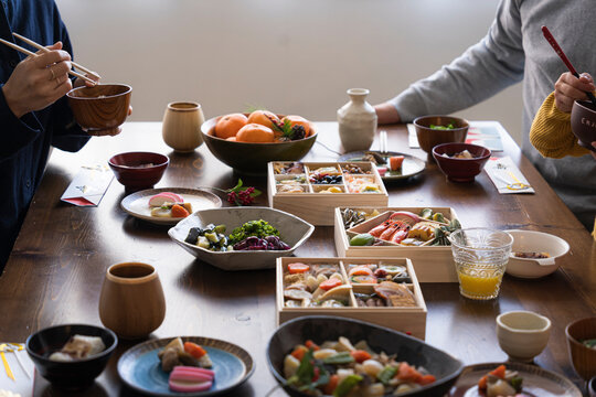 おせち料理がのった食卓