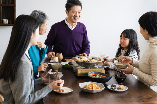 鍋料理を食べる日本人家族