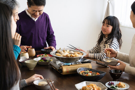 おでんを食べる日本人家族