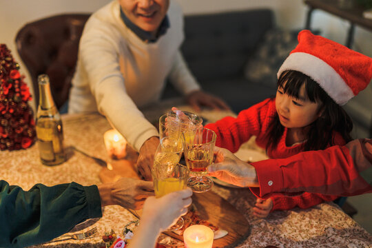 クリスマスホームパーティーで乾杯する日本人家族